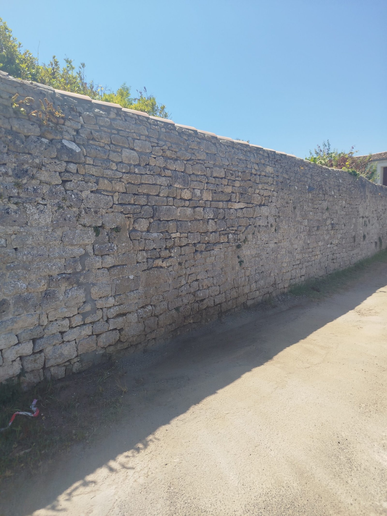 Après restauration – mur ancien repris selon la structure d'origine, Île d'Oléron